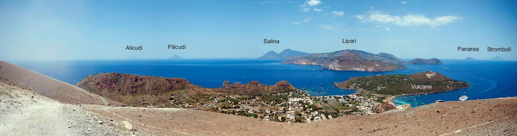2560px-Isole_Eolie_pan